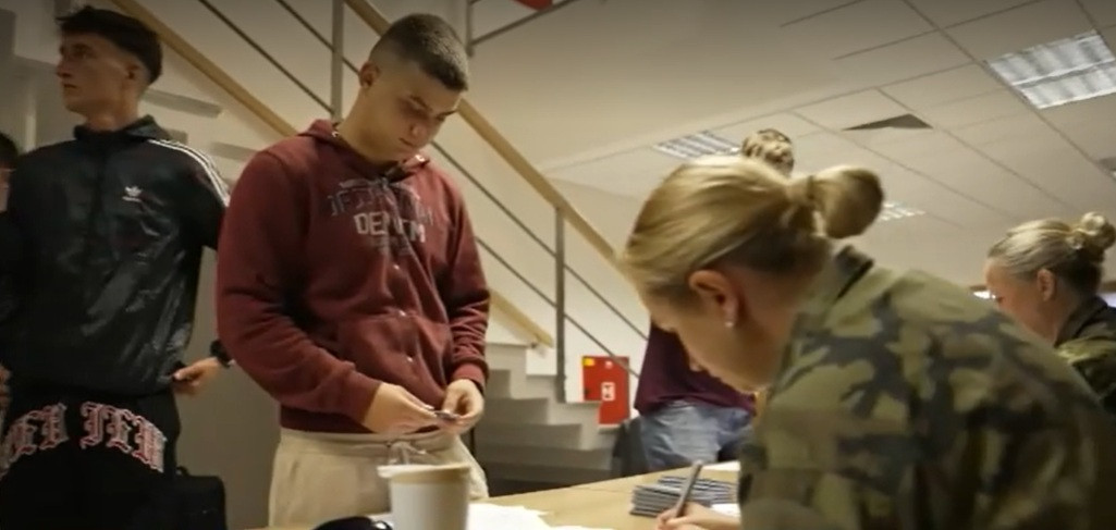 Tot mai mulți liceeni din Cehia se pregătesc pentru armată. De ce a crescut interesul tinerilor pentru cariera militară