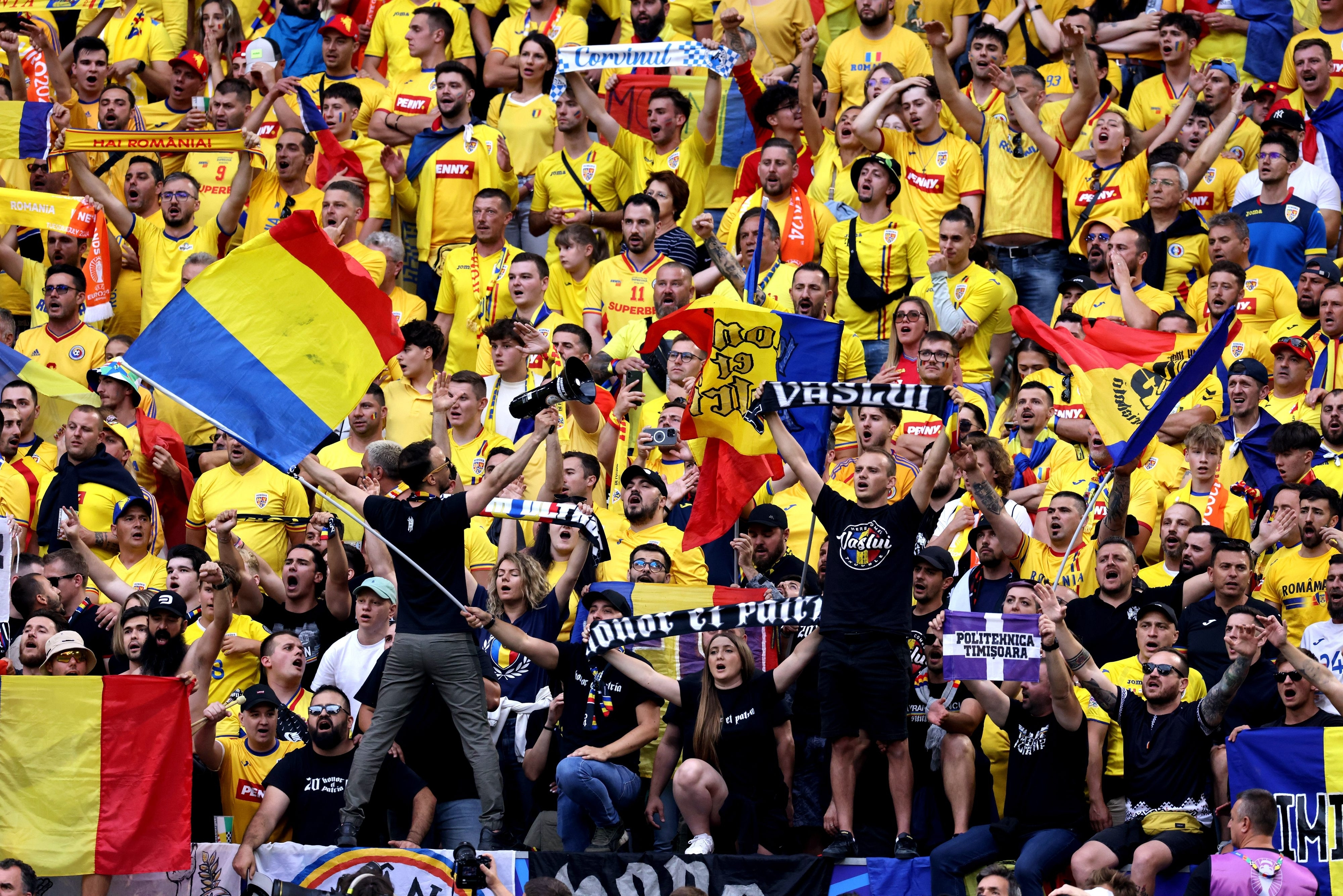 Fotbaliști și oficiali ai unei echipe din Prahova au trucat meciuri din Liga a III-a pentru a câștiga la pariuri. Ce a urmat