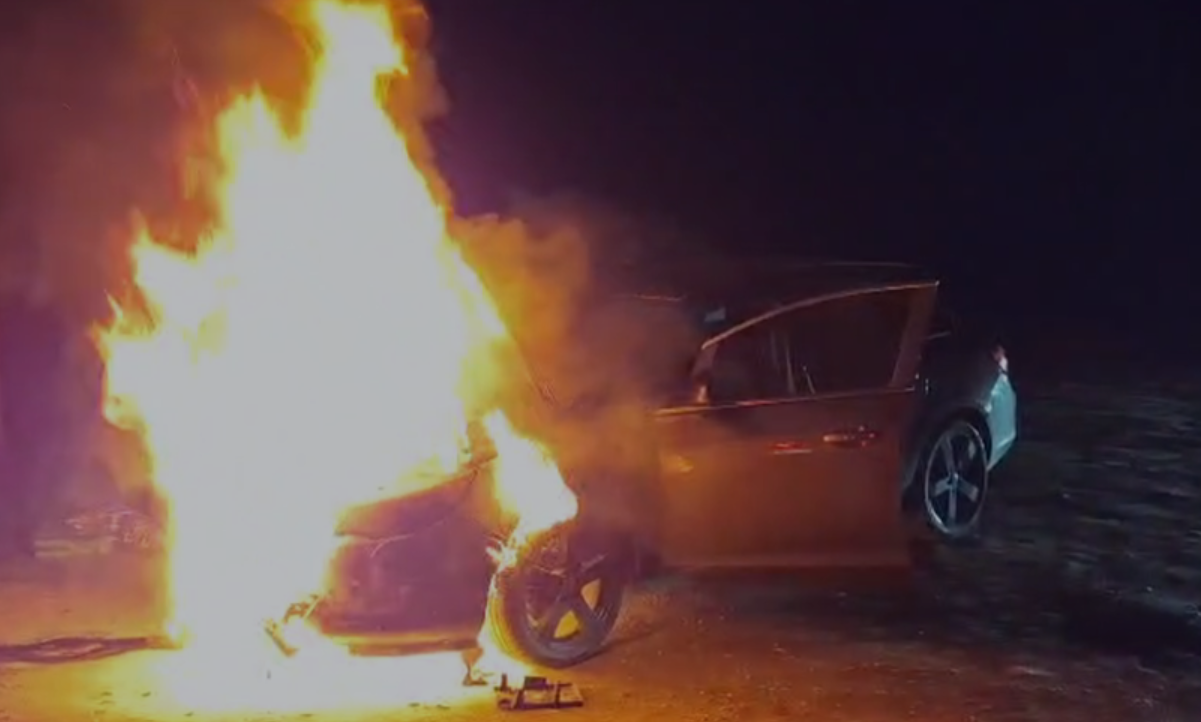 O maşină &icirc;n care se aflau doi adulţi şi un minor aluat foc &icirc;n mers, &icirc;n judeţul Caraş- Severin