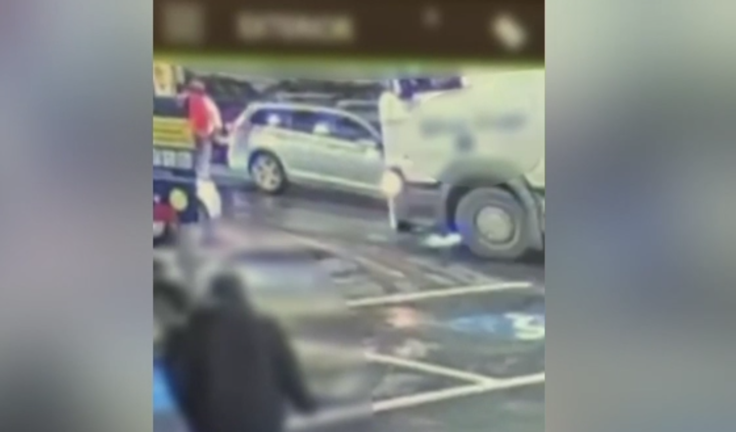 Individ pus sub control judiciar, după ce a scos pistolul la un alt șofer. Chiar el era &icirc;n culpă