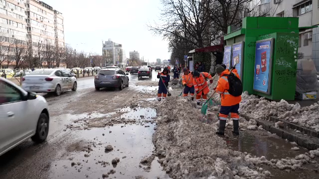Poluarea se vede direct pe stradă. Zăpada din București se transformă rapid &icirc;ntr-un amestec de noxe și mizerie
