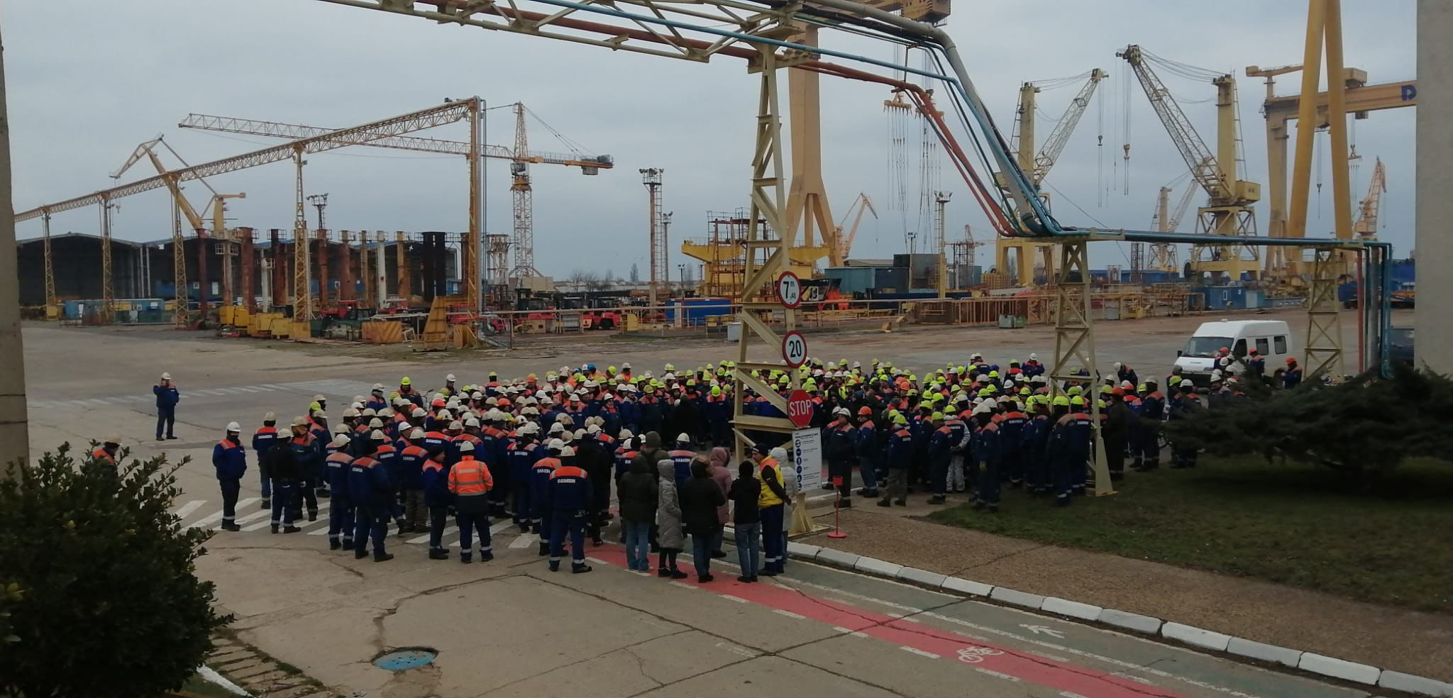 Sute de angajați de la Şantierul Naval Mangalia au protestat &icirc;n incinta unității. Ce nemulțumiri au. FOTO