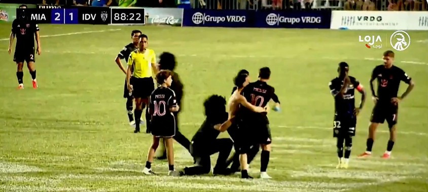 Momentul în care Lionel Messi a fost doborât la pământ de un fan în timpul unui meci amical. VIDEO