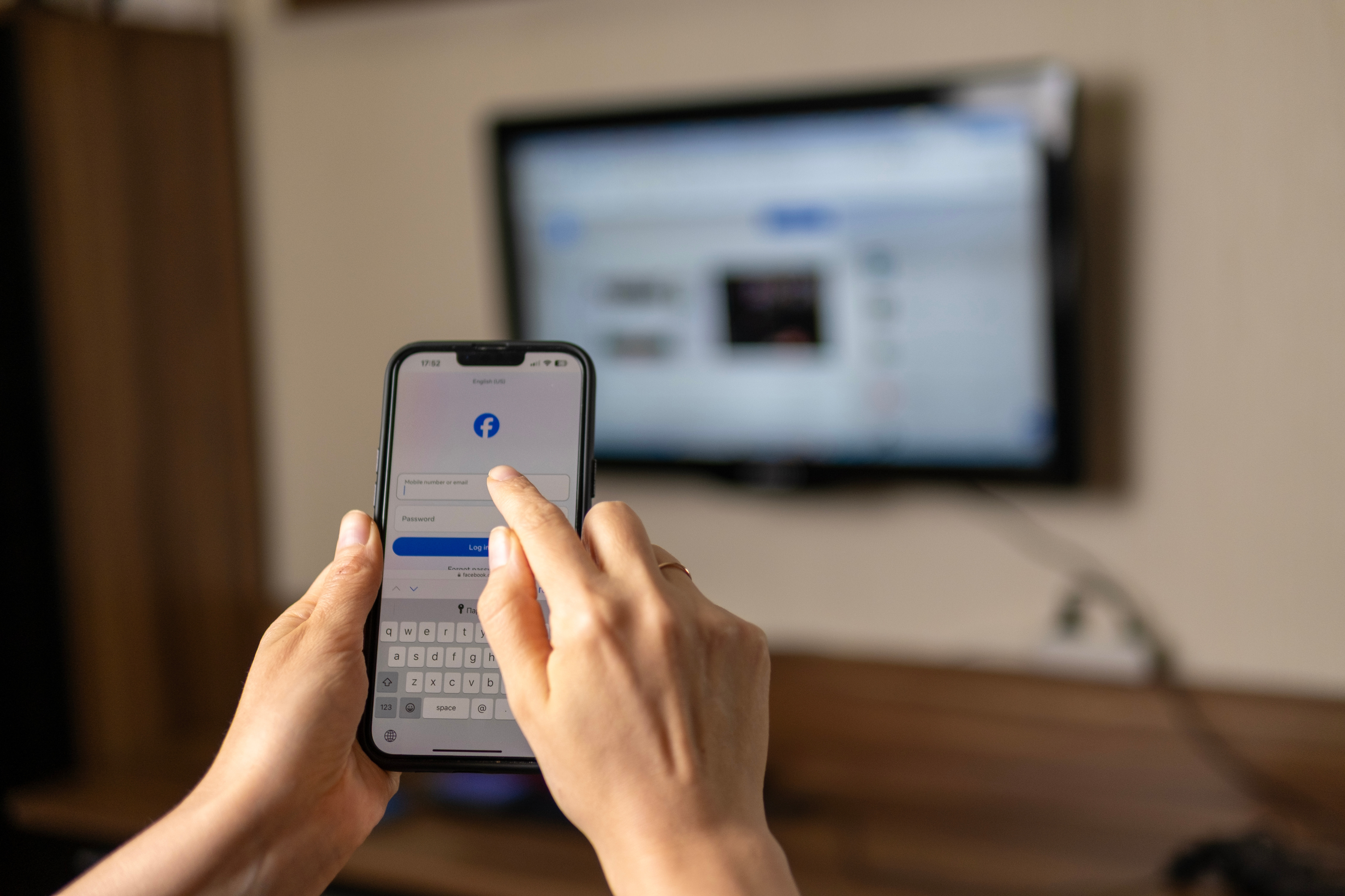 Un bărbat din D&acirc;mbovița a năvălit peste o femeie și a amenințat că o omoară dacă nu-i aprobă cererea de prietenie pe Facebook