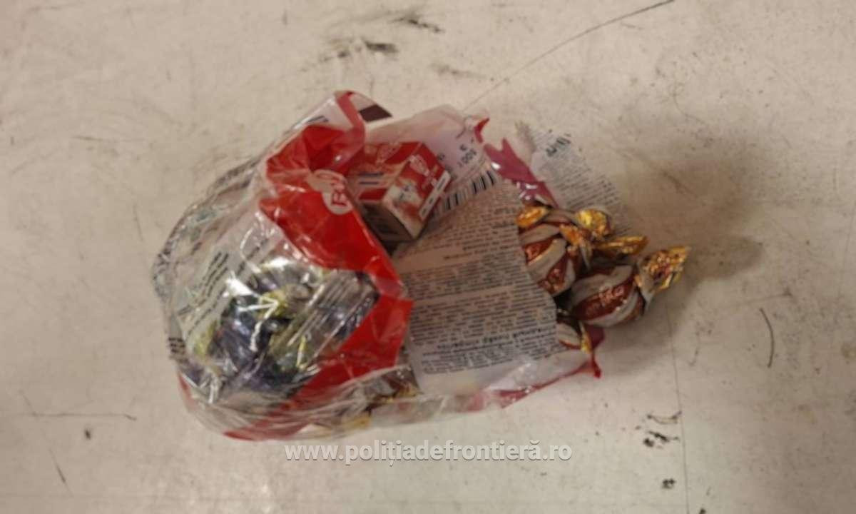 Bomboane cu &bdquo;aromă&rdquo; explozivă la PTF Albița. Ce se afla de fapt &icirc;ntr-o pungă cu dulciuri, găsită &icirc;ntr-un autocar. FOTO