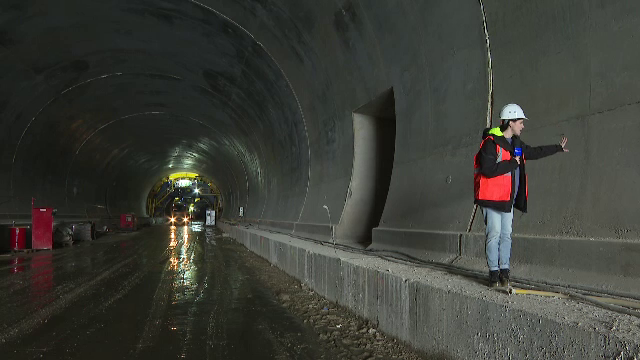 Cel mai mare tunel rutier din țară, construit pe Autostrada A1 &icirc;n vestul Rom&acirc;niei, prinde contur. Cum arată. VIDEO