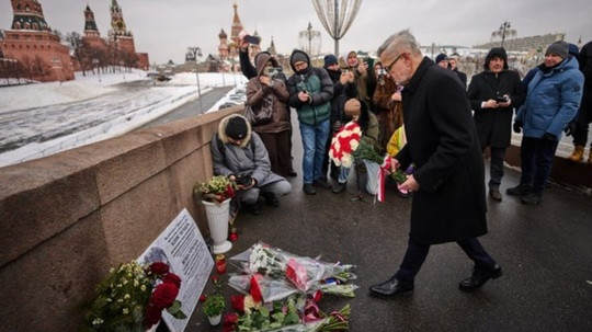 Rom&acirc;nia l-a sfidat pe Putin chiar la el acasă. Flori depuse l&acirc;ngă Kremlin, la locul asasinării opozantului Boris Nemțov