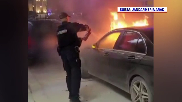 O mașină a fost cuprinsă de flăcări pe o stradă din Arad. Șoferul a reușit să se salveze la timp