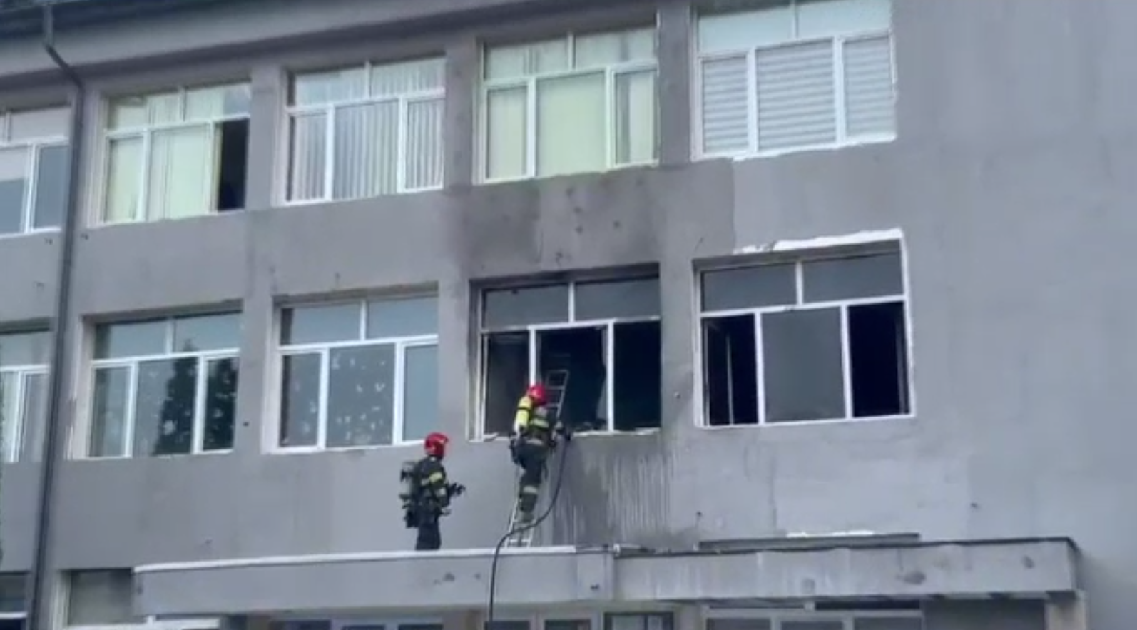 Incendiu la o școală din Drobeta Turnu Severin &icirc;nainte de cursuri: Laboratorul de informatică, afectat