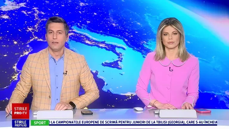 O mașină a fost cuprinsă de flăcări pe o stradă din Arad. Șoferul a reușit să se salveze la timp