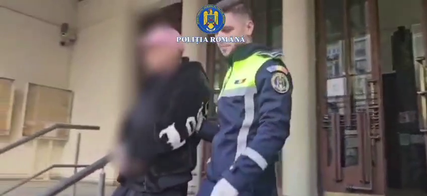 Un bărbat fără permis a avariat cinci mașini care așteptau la semafor, &icirc;n Capitală. A fugit cu tramvaiul de la locul faptei