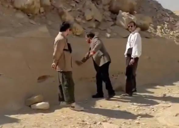 Un ghid turistic a fost arestat după ce a desenat un „omuleț” pe o piramidă veche de 4.000 de ani din Egipt. VIDEO