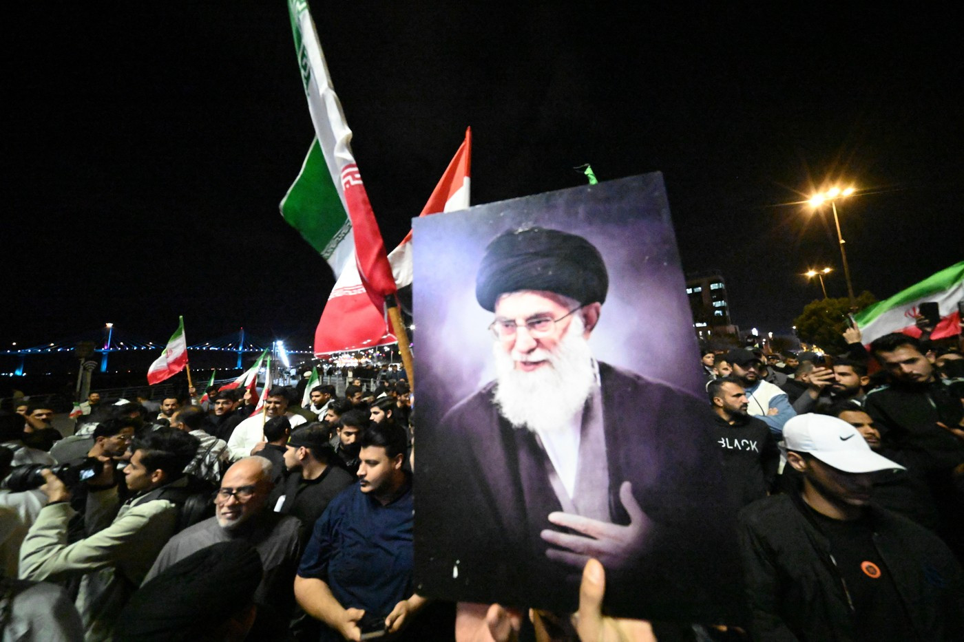 Iranul declară 40 de zile de doliu după moartea lui Ali Khamenei. Gărzile Revoluției acuză SUA și Israel de terorism