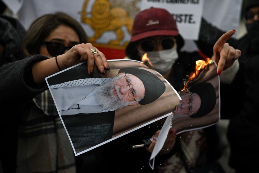 ”O eră s-a încheiat". Ce urmează acum în Iran, după moartea liderului suprem religios. Două scenarii importante