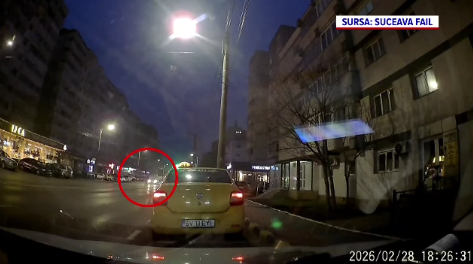 Două tinere, lovite pe trecerea de pietoni &icirc;n Suceava: momentul impactului, surprins de camera de bord