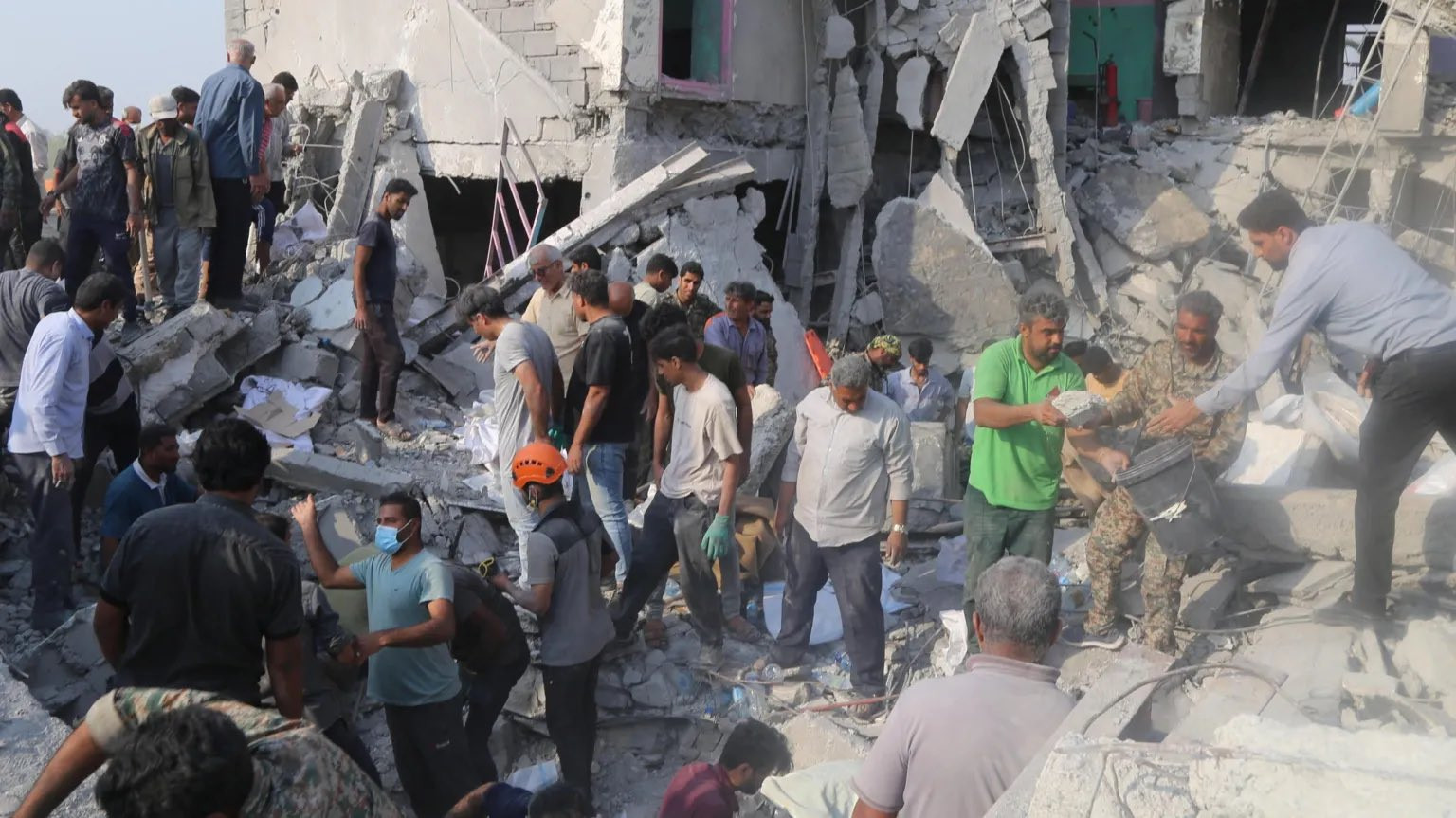 Israelul anunță lovituri masive &icirc;n &bdquo;inima Teheranului&rdquo;, Iranul susține că a atacat 27 de baze americane