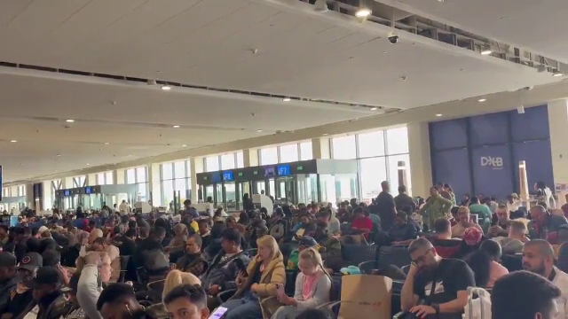 Haos pe Otopeni. Zeci de curse anulate și pasageri &icirc;ntorși din drum după 12 ore de coșmar. &bdquo;Am stat fără apă și m&acirc;ncare&rdquo;