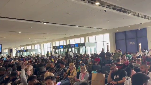 Repatrierea rom&acirc;nilor blocați &icirc;n Orientul Mijlociu a fost &icirc;nt&acirc;rziată. Cursele speciale TAROM, am&acirc;nate pentru luni seară