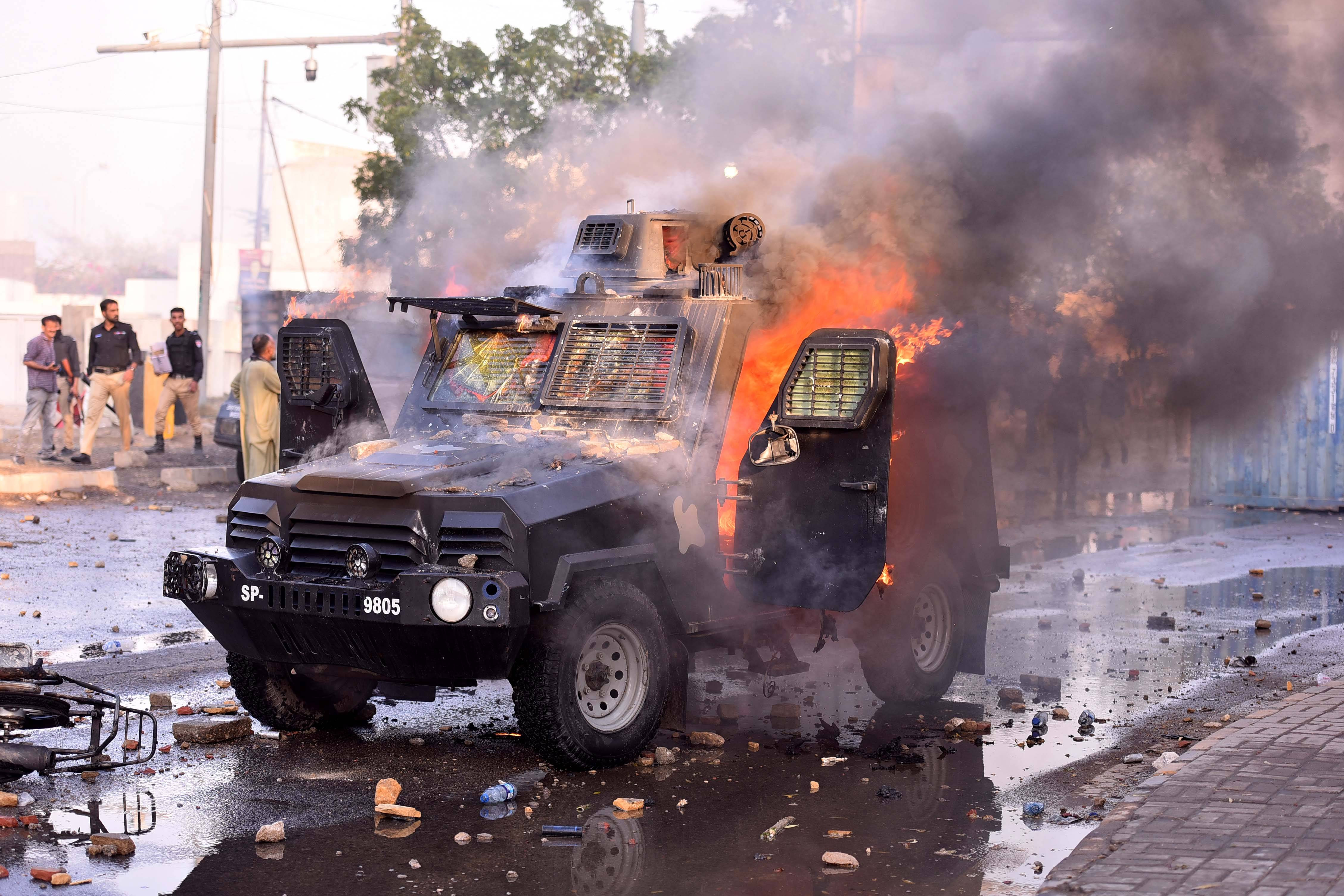 Proteste violente &icirc;n Pakistan după moartea ayatollahului Khamenei. Cel puţin 25 de persoane au murit | GALERIE FOTO