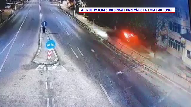 Un șofer băut a &bdquo;zburat&rdquo; cu mașina peste un sens giratoriu &icirc;n Constanța. Momentul șocant, surprins de camere