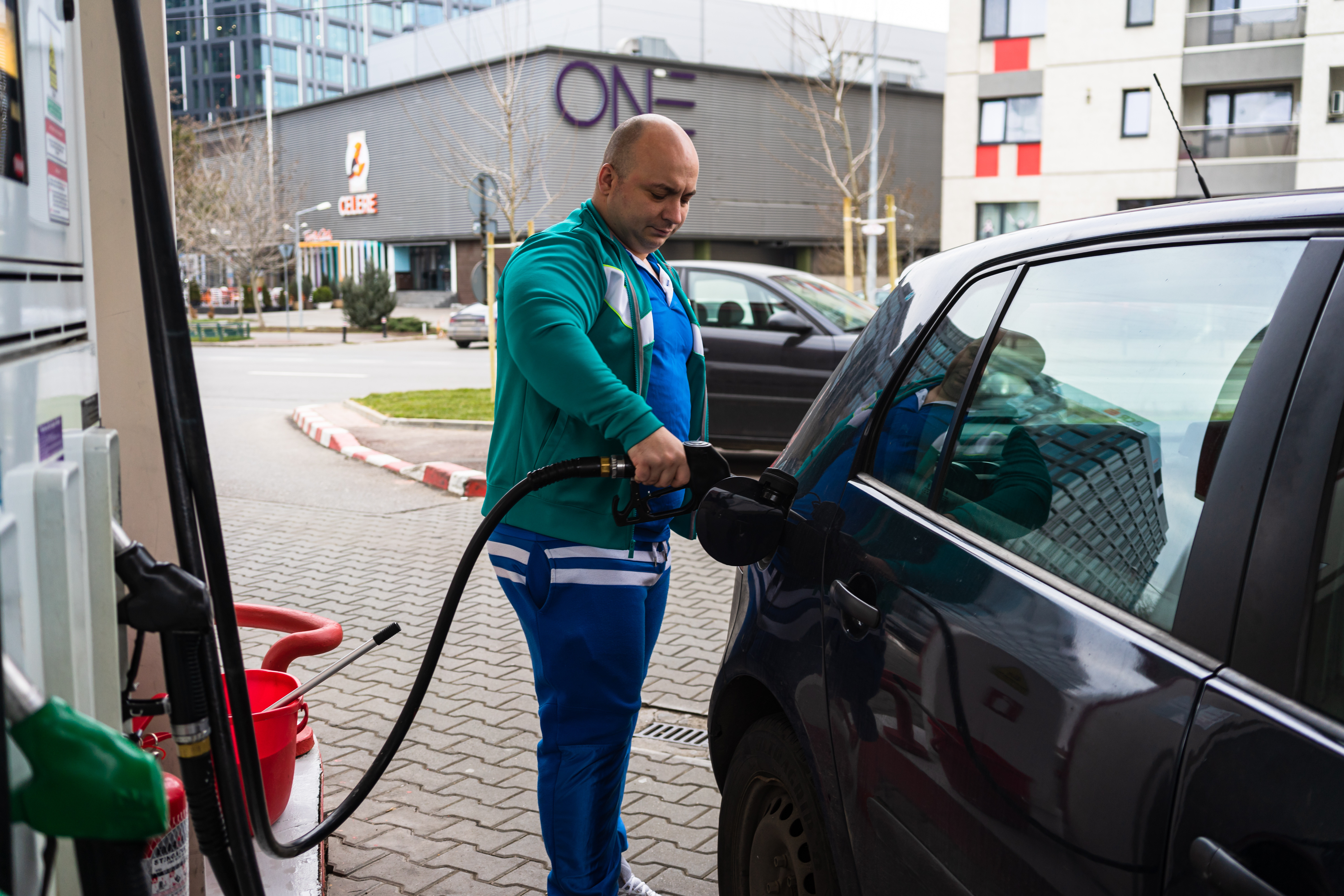 Prețurile la benzină și motorină ar putea crește cu 10-15% în România, ca urmare a conflictului din Orientul Mijlociu