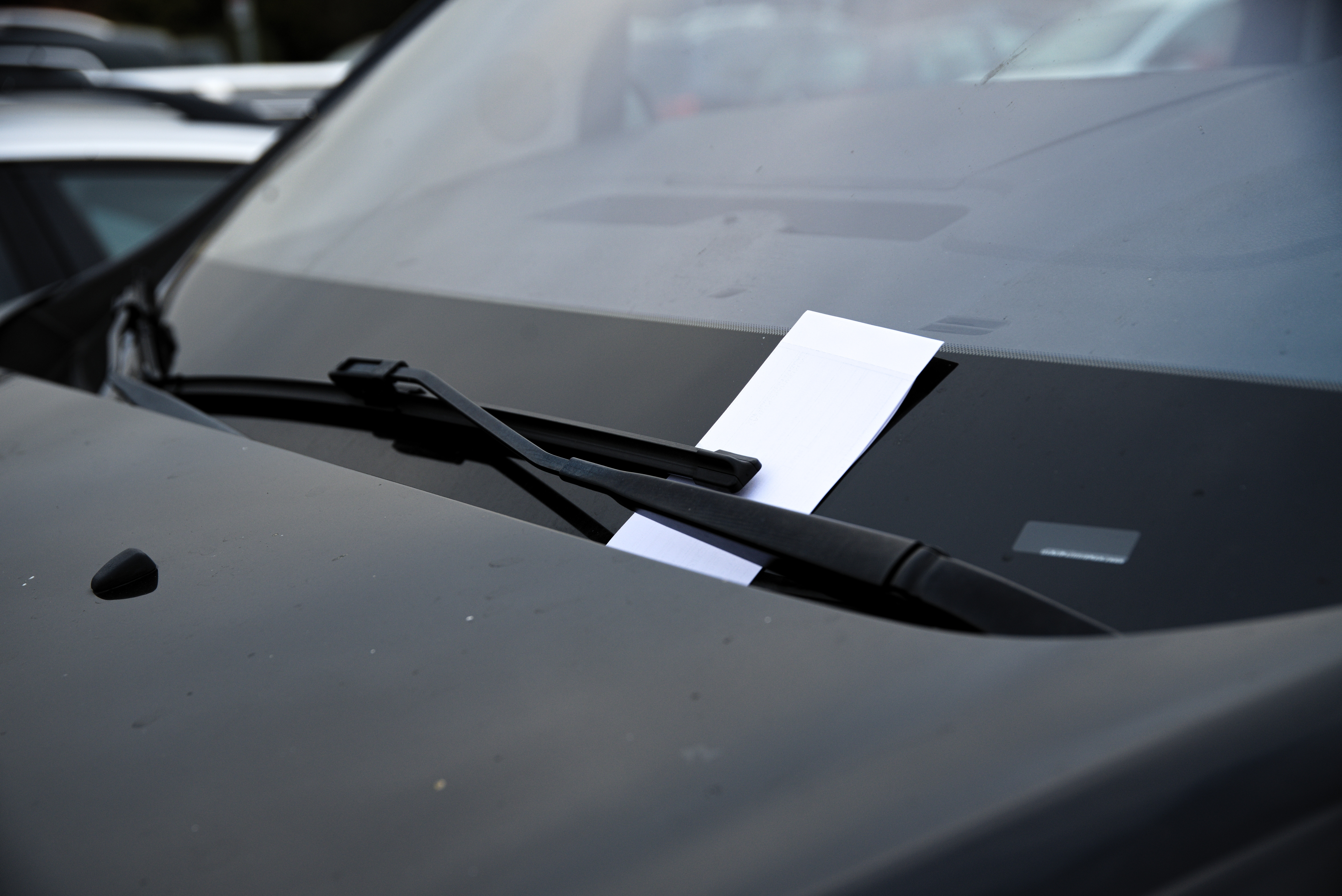 Un pensionar din Franța a fost amendat zilnic pentru 3.000 de mașini, sumele ajungând la 180.000 €. Ce a descoperit ulterior