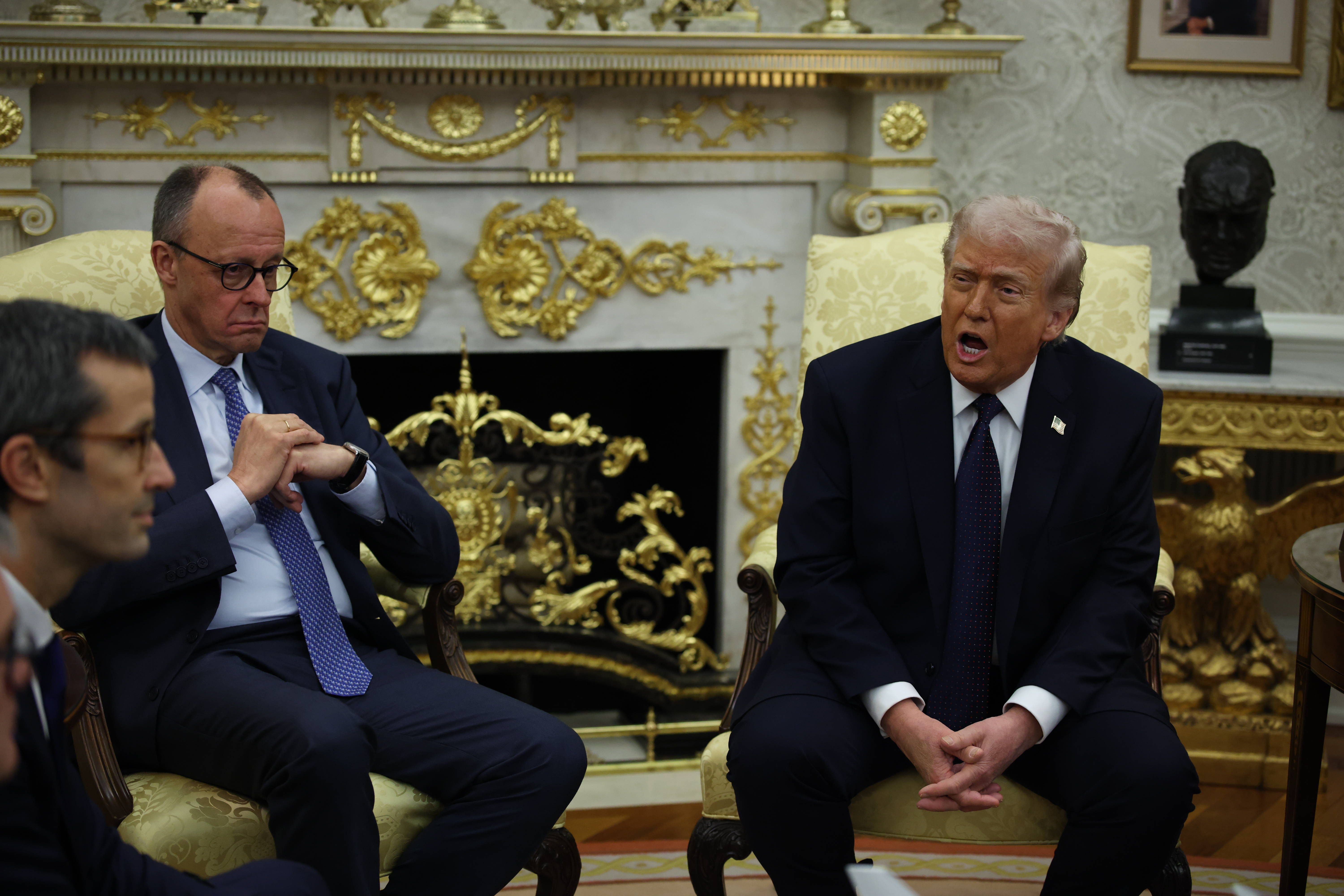 Imaginea umilitoare a lui Merz, servil și neputincios l&acirc;ngă Trump, lasă un gust amar Europei. Dar e doar un truc