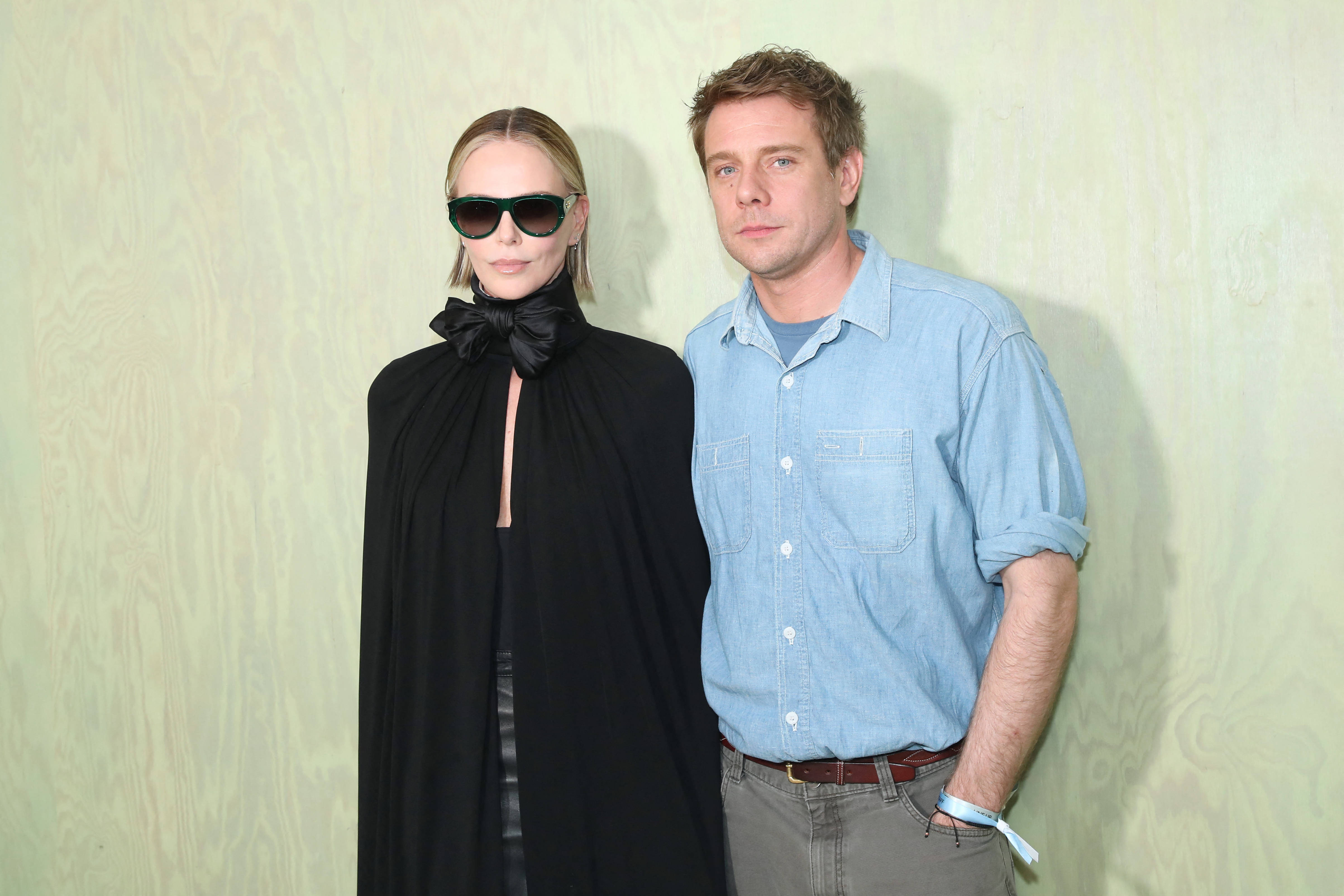 Charlize Theron, apariție spectaculoasă la Paris Fashion Week. Ținuta elegantă purtată de actriță. GALERIE FOTO