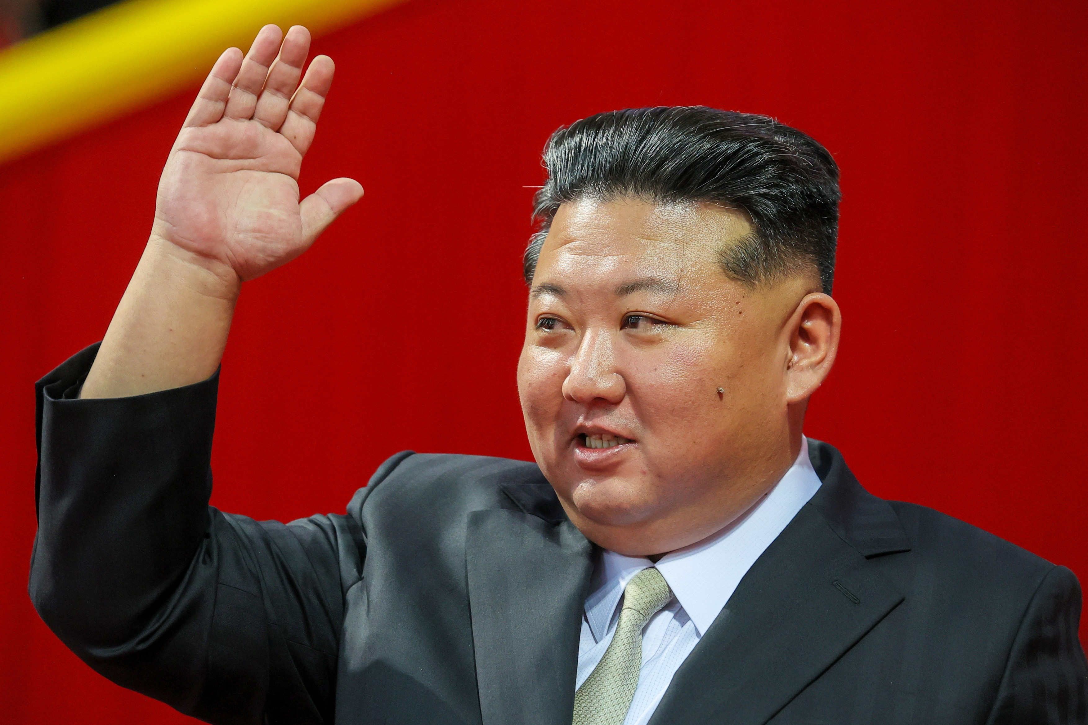A fost dezvăluită prima statuie a dictatorului nord-coreean Kim Jong Un &icirc;n care el apasă pe un buton declanşator