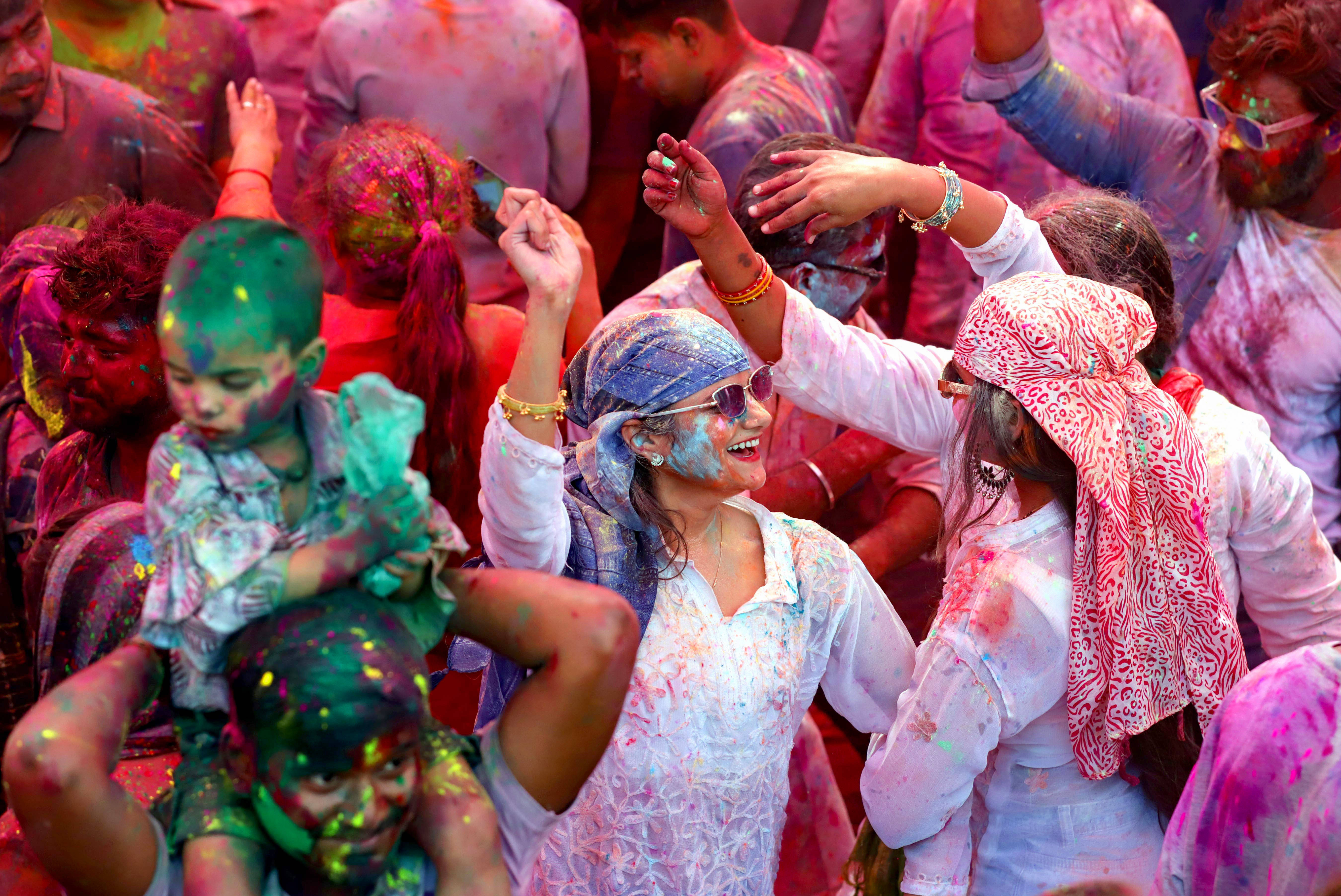 Holi, festivalul renașterii și al culorilor, sărbătorit de milioane de oameni &icirc;n India. Ce spune tradiția. GALERIE FOTO