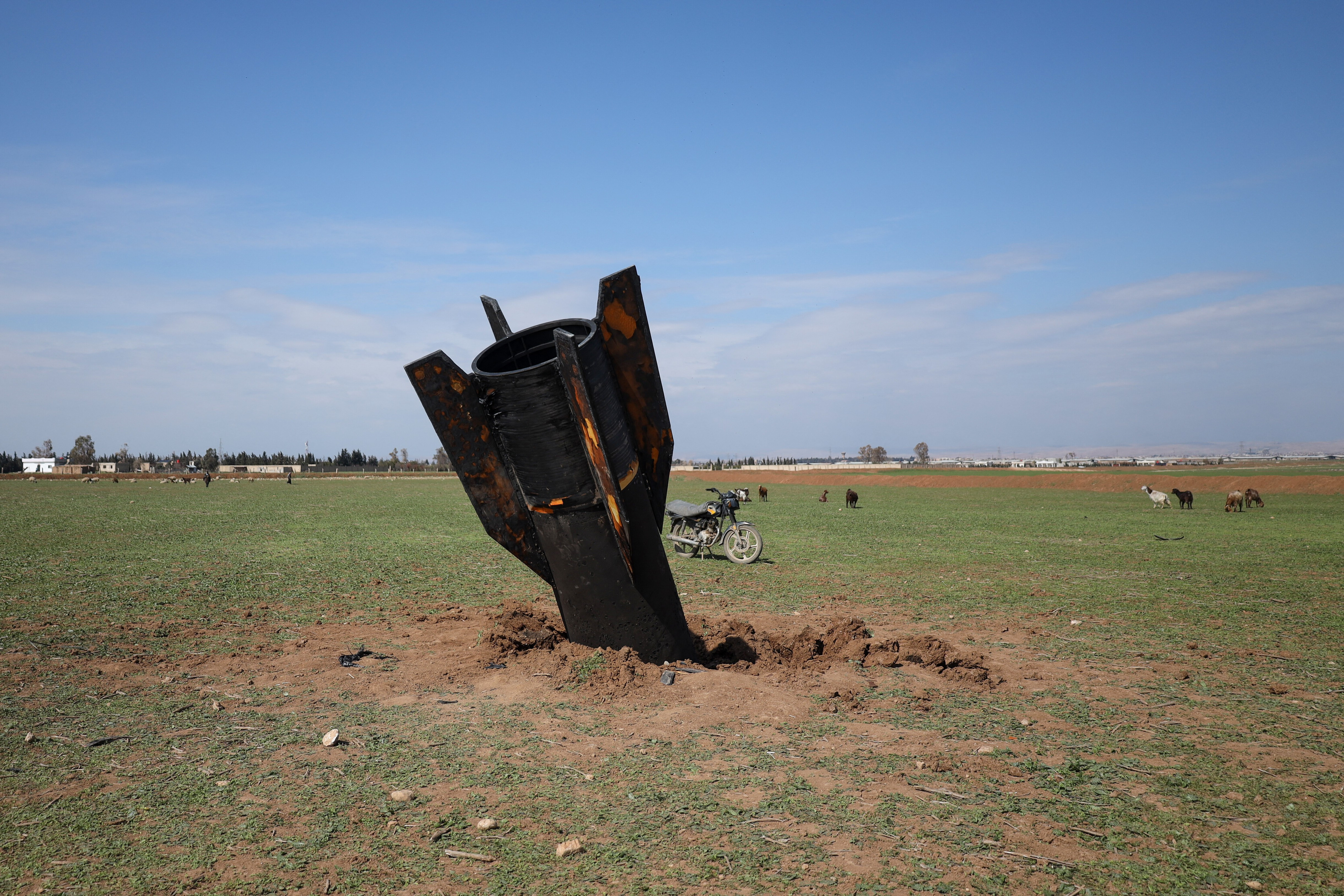 O rachetă s-a prăbușit pe un câmp în nordul Siriei. Martorii spun că au văzut explozii pe cer. FOTO&VIDEO