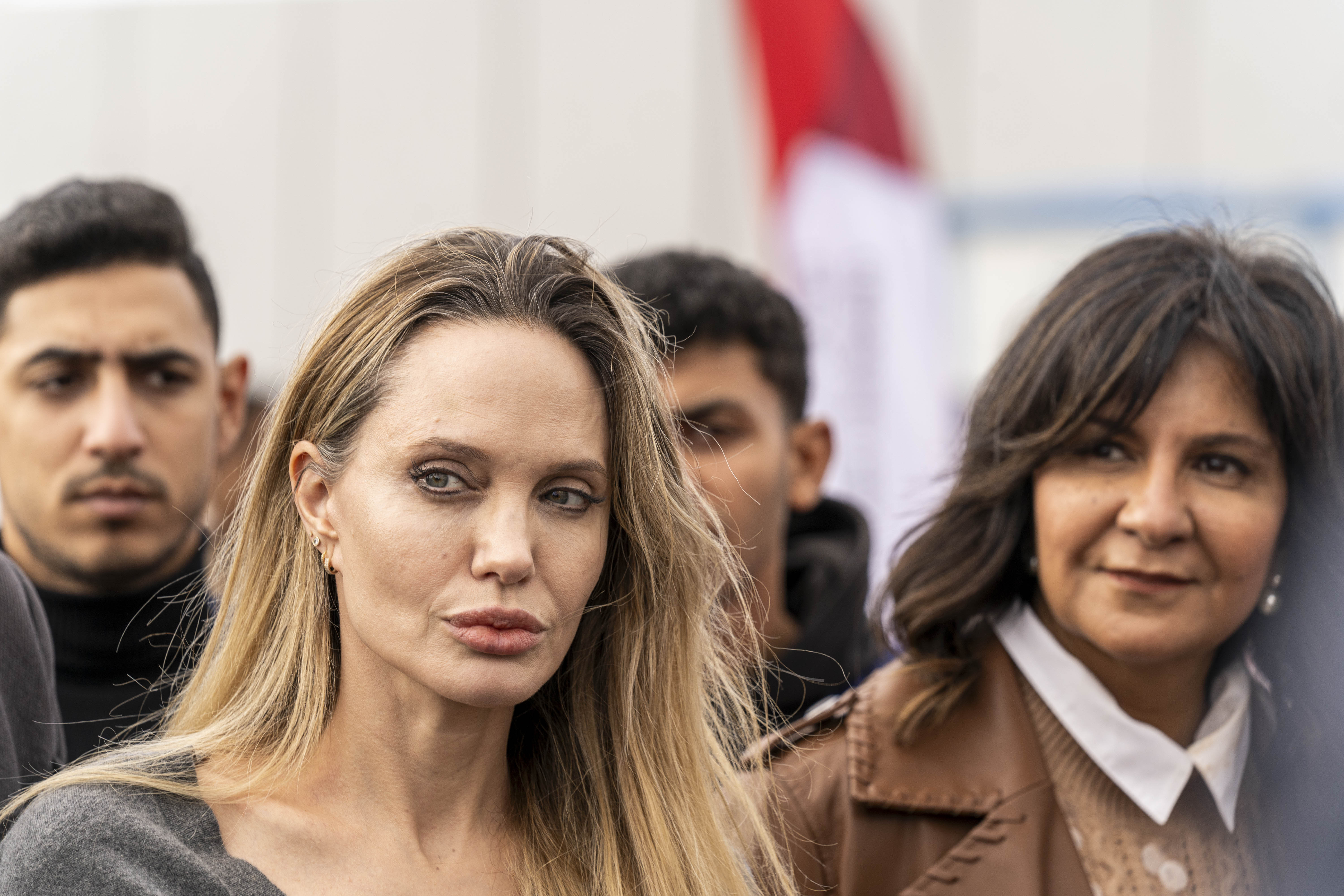 Angelina Jolie, schimbare radicală de look. Cum a apărut vedeta pe platourile de filmare din Londra. FOTO
