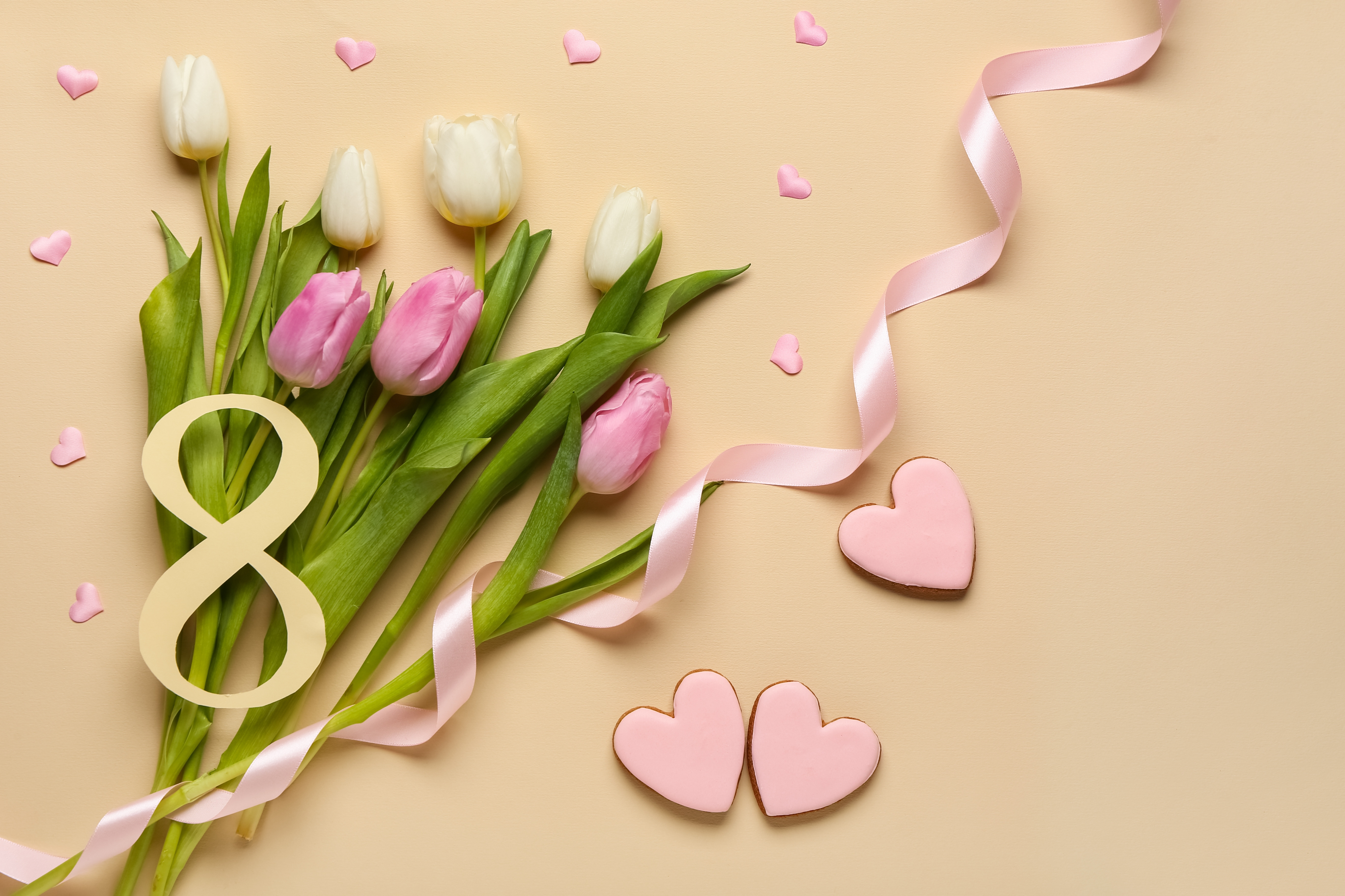 Chefuri de 8 martie, din banii femeilor. Cum &icirc;mpart primarii flori, bomboane și invitații la petreceri cu fonduri publice