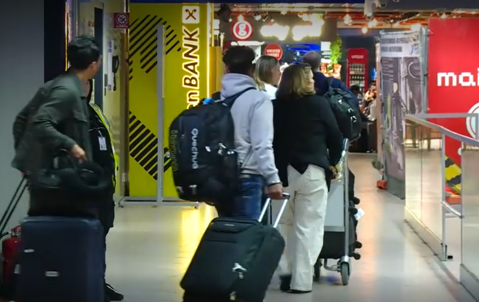 &bdquo;C&acirc;t de senin e cerul Rom&acirc;niei&rdquo;. Ce au spus primii rom&acirc;ni care au ajuns &icirc;n țară după ce au scăpat din infernul din Dubai