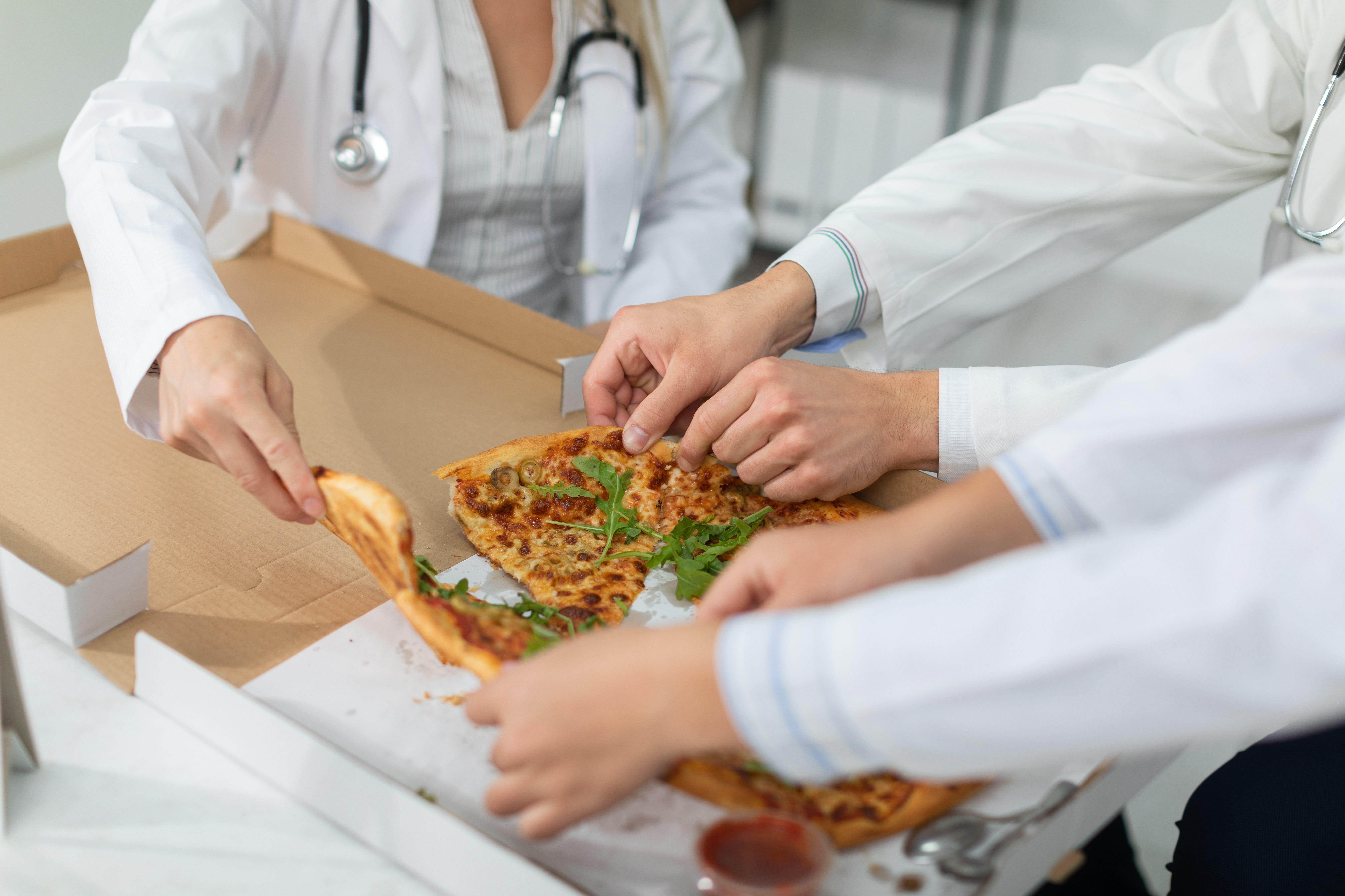 Ingeniozitate bulgărească: Fracturi la copii tratate cu cutii de pizza