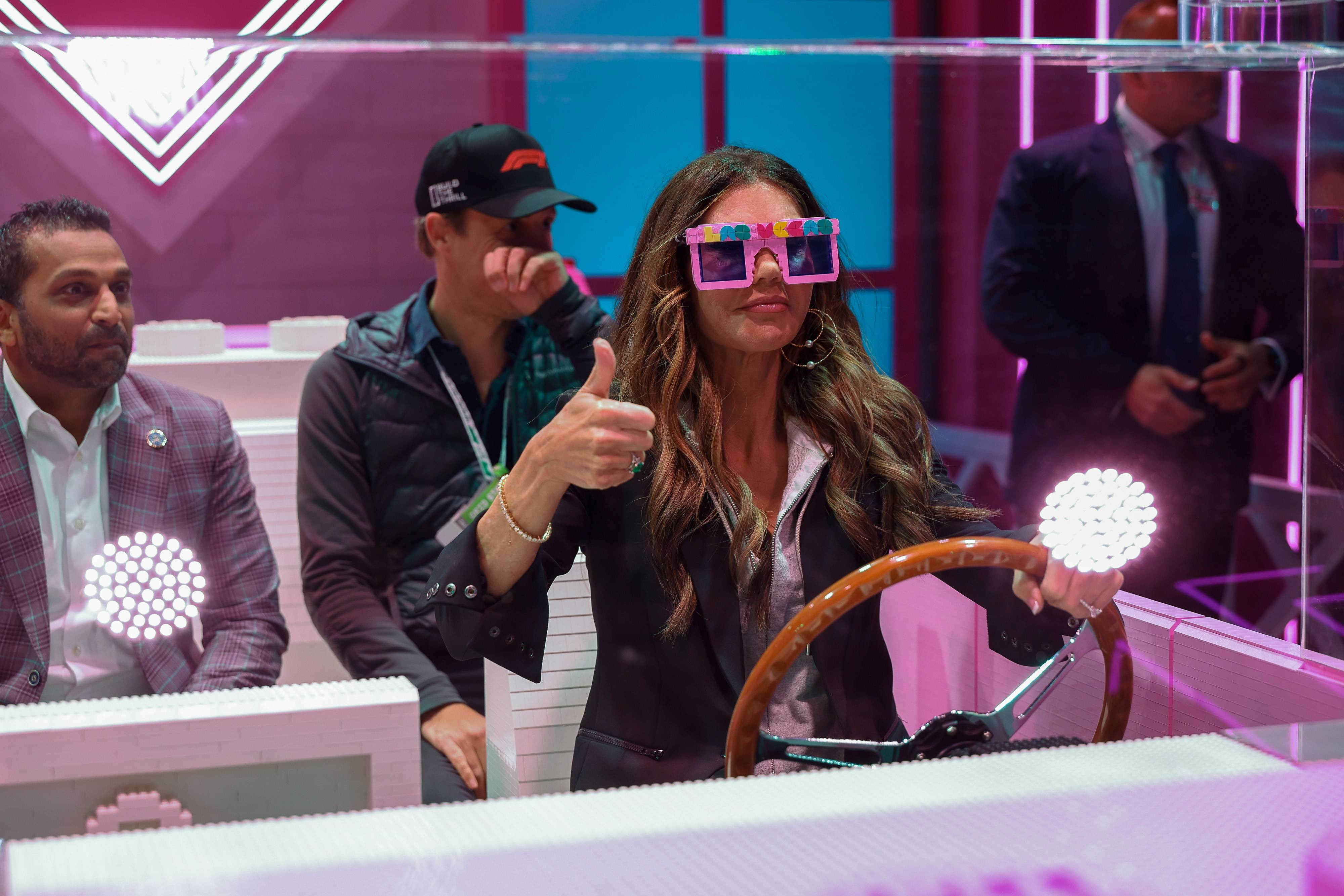 De ce a dat-o Trump afară pe șefa Securității Interne. ”ICE Barbie” și afacerea de 220 milioane dolari care l-a enervat