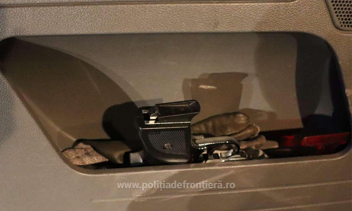 Un cetățean bulgar care a &icirc;ncercat să intre cu un pistol &icirc;n Rom&acirc;nia, oprit la vamă. Arma era ascunsă &icirc;n portiera mașinii