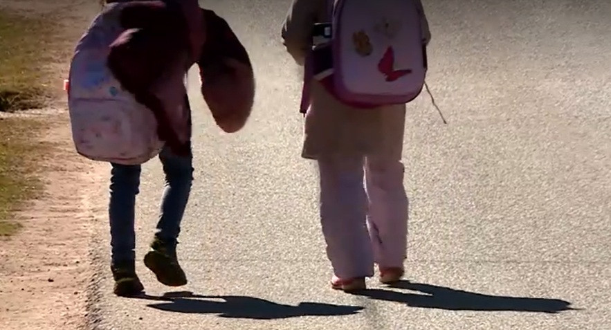 Un copil de 11 ani din Cluj a cerut ajutor la centru de consiliere după ce a fost bătut de iubitul mamei. Ce a urmat