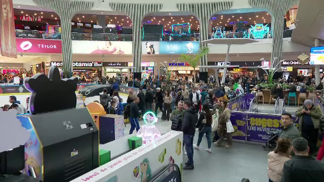 Ziua Femeii, sărbătorită &icirc;n avans: Mall-urile s-au umplut de bărbați &icirc;n căutare de cadouri