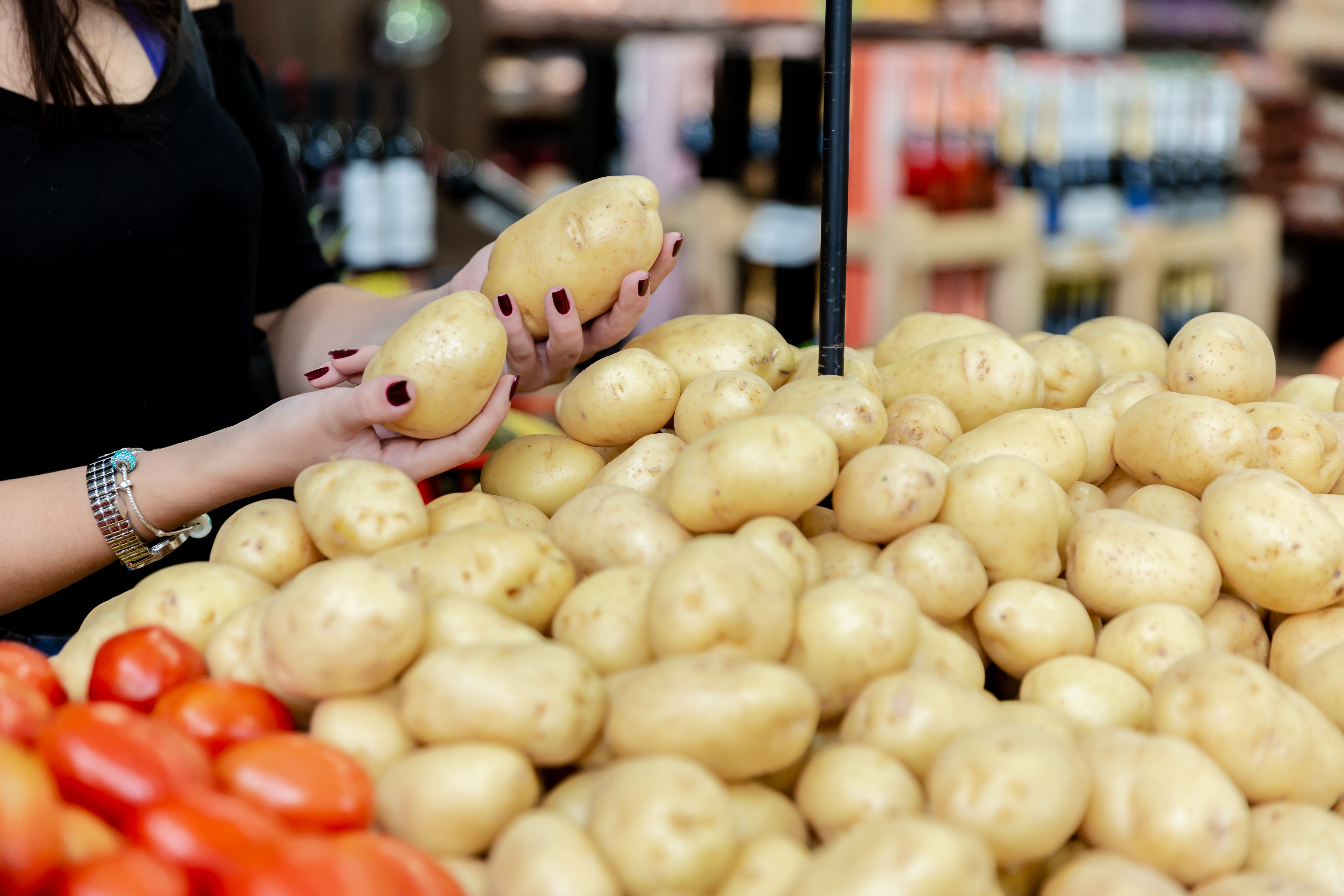 Cartofii rom&acirc;nești, tot mai puțini. Suprafața cultivată scade, iar producția abia acoperă jumătate din consum