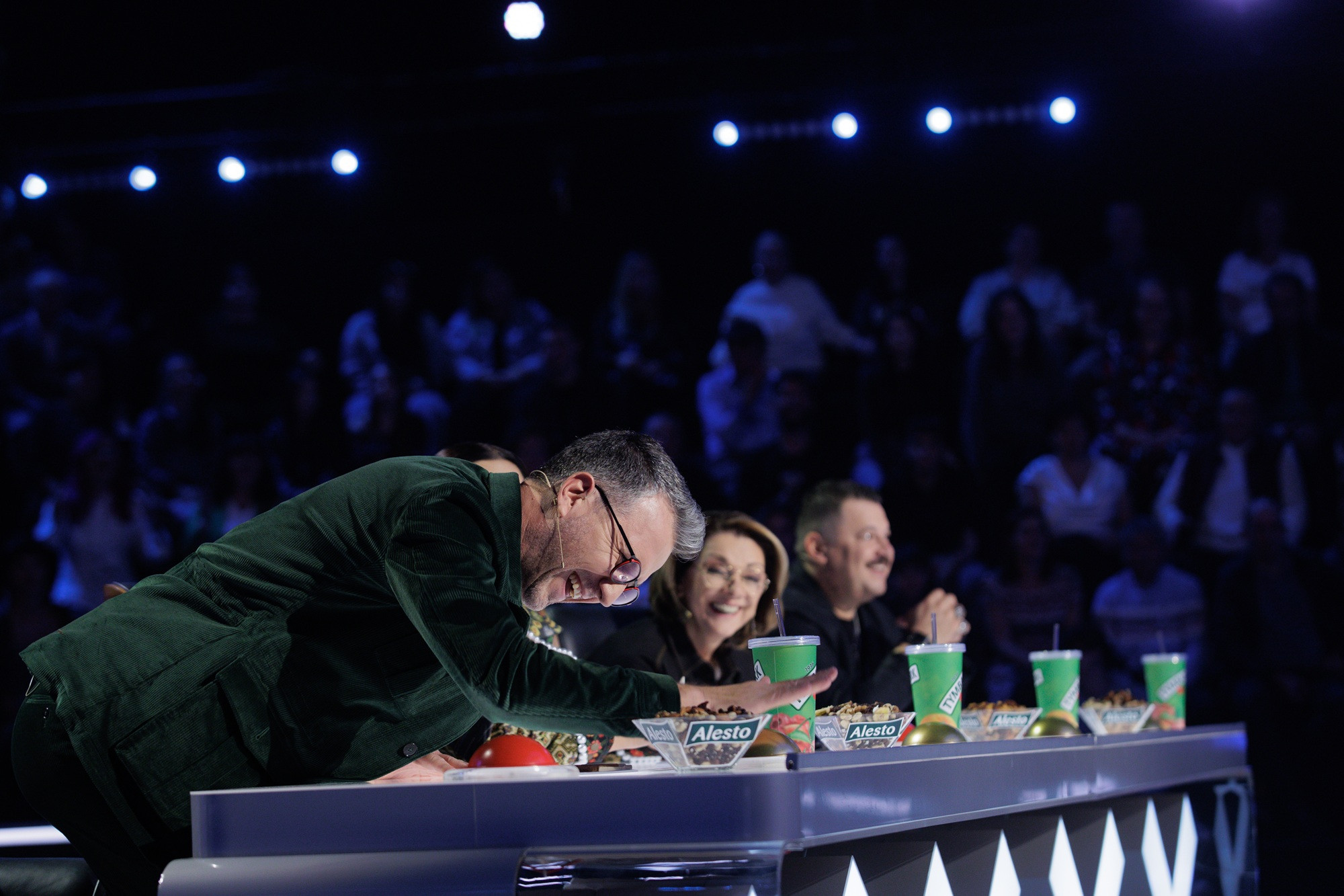 Un spectacol impresionant de lasere, muzică și dans l-a convins pe Andi Moisescu să apese butonul auriu