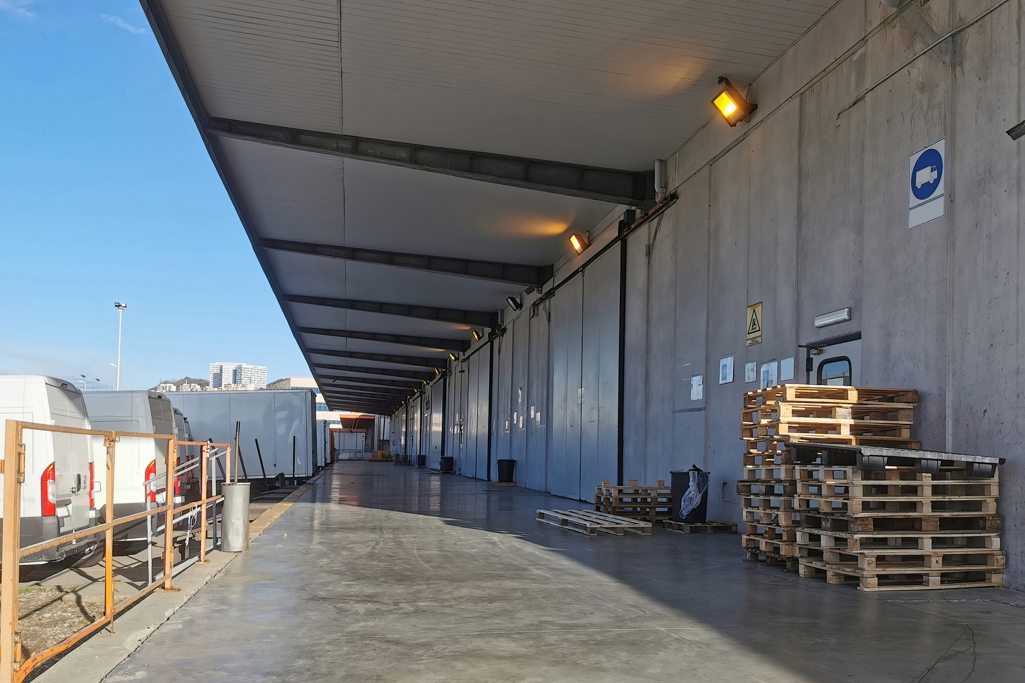 Sclavie în Italia. Cum au profitat trei români de mai mulți muncitori moldoveni. Erau obligați să doarmă într-un depozit