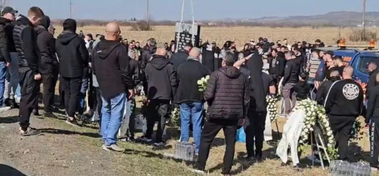 Monument ridicat l&acirc;ngă Lugoj pentru cei 7 suporteri PAOK decedați. Fani greci și ai lui Poli, prezenți la comemorare | VIDEO