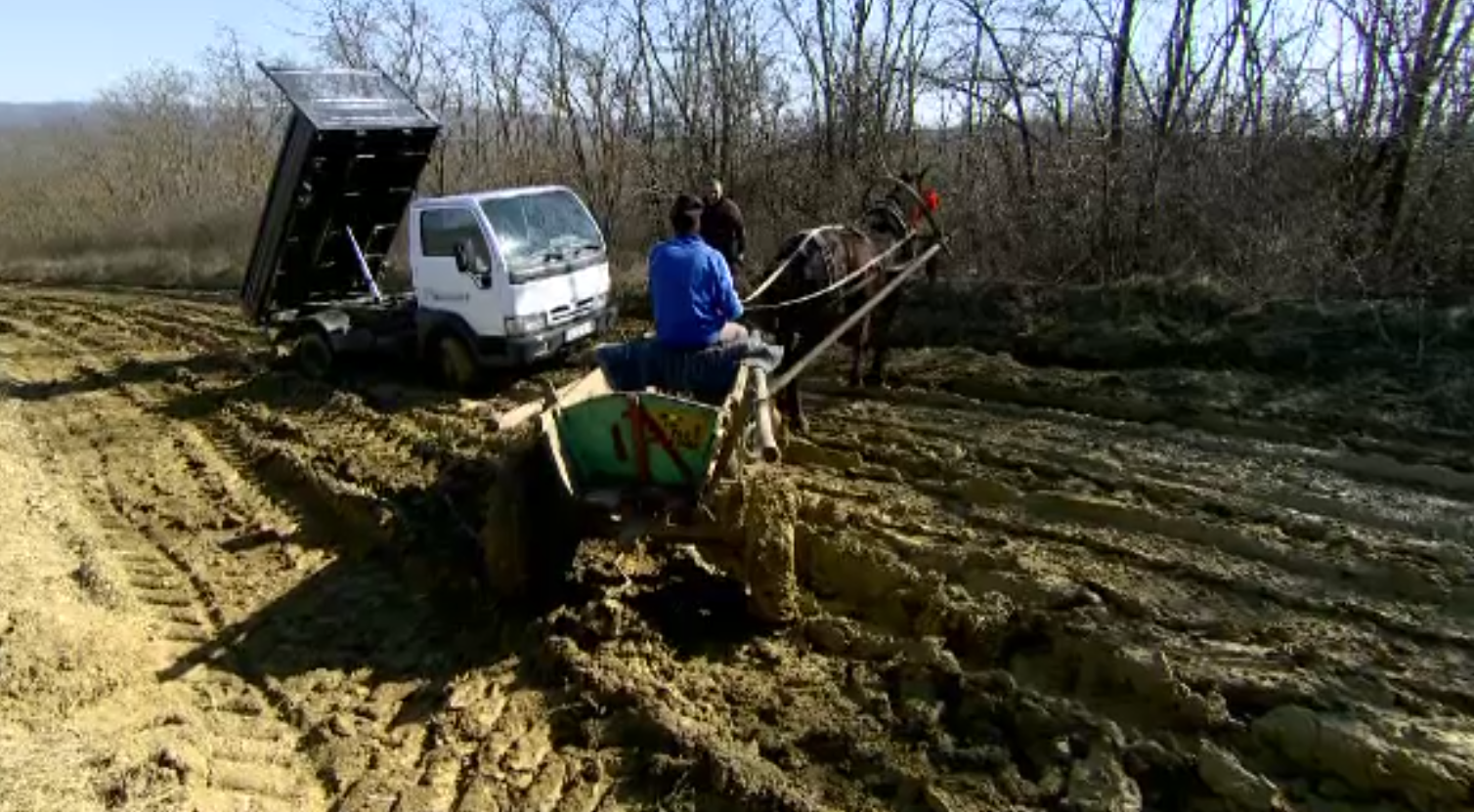 &Icirc;ncă o tragedie din cauza drumului &icirc;nnămolit, &icirc;n Iași. Un bebeluș prematur a murit pentru că  ambulanța s-a &icirc;mpotmolit