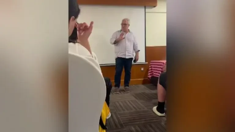 Consulul României în Dubai, filmat când le spune elevilor blocați de conflict că trebuie „să se bucure” că sunt lângă război