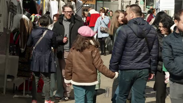 Bărbații au luat cu asalt târgurile de 8 martie din țară. Ce cadouri aleg pentru femeile dragi