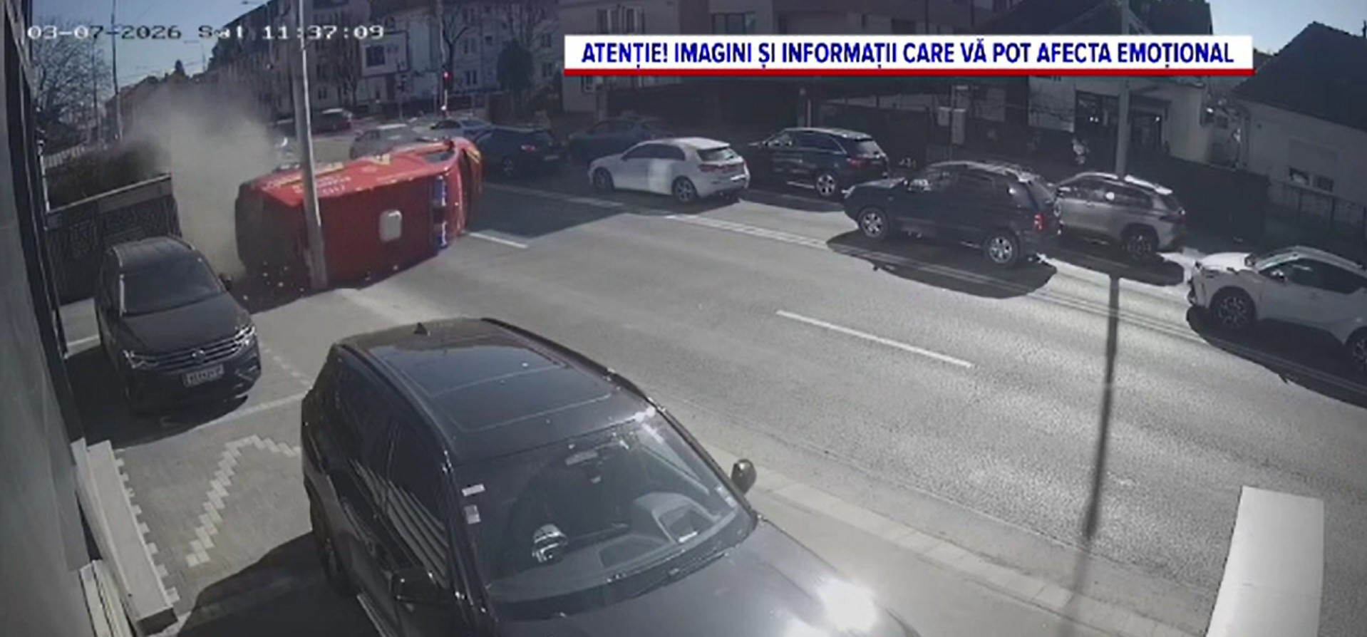 Momentul &icirc;n care o ambulanță SMURD a fost lovită de o mașină și s-a răsturnat pe un bulevard din Sibiu