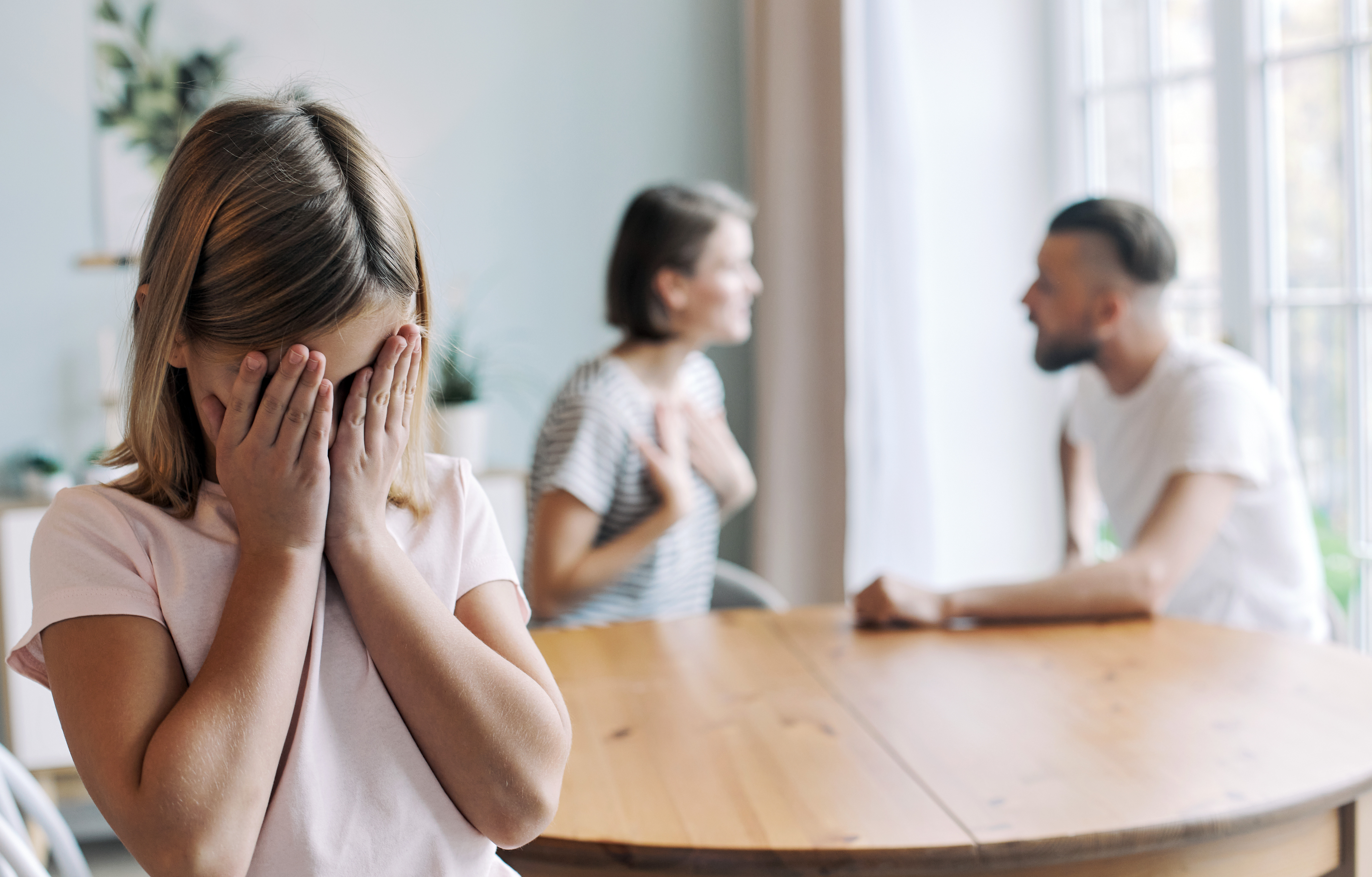 Adolescenții din Rom&acirc;nia cresc cu rănile conflictelor din familie. O treime au văzut lipsă de respect față de mamă - Sondaj