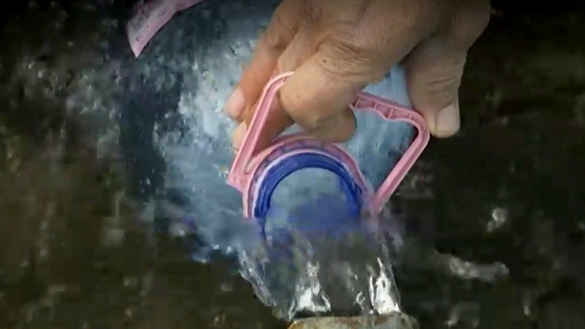 Comunele din Giurgiu care au apă potabilă doar &icirc;n acte. Pe țeavă vin gaze toxice și apă sulfuroasă. Pagubele sunt uriașe