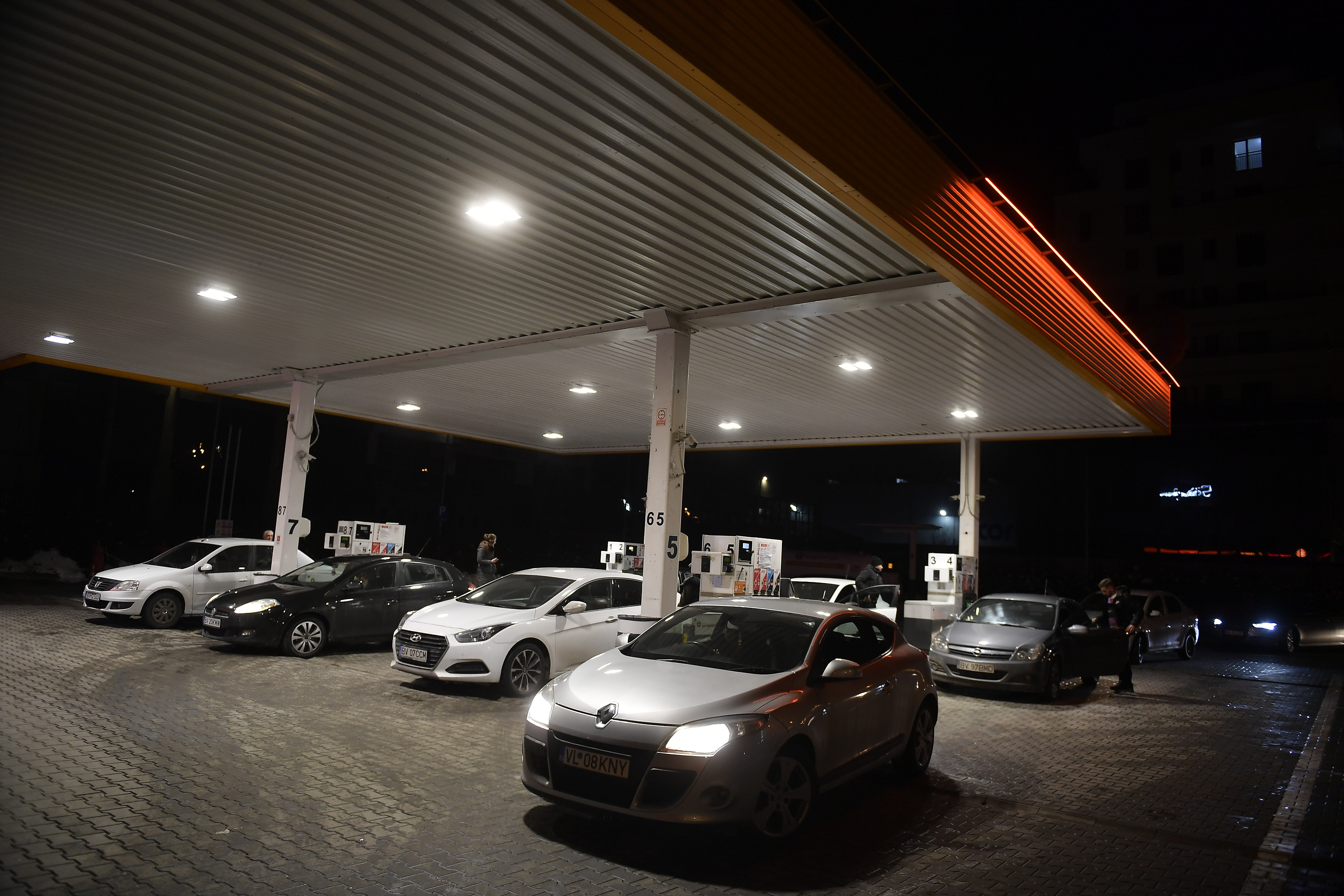 Românii au început să treacă granița pentru a-și alimenta mașinile. Unde găsesc carburanți sub 7 lei pe litru. „Ne convine”